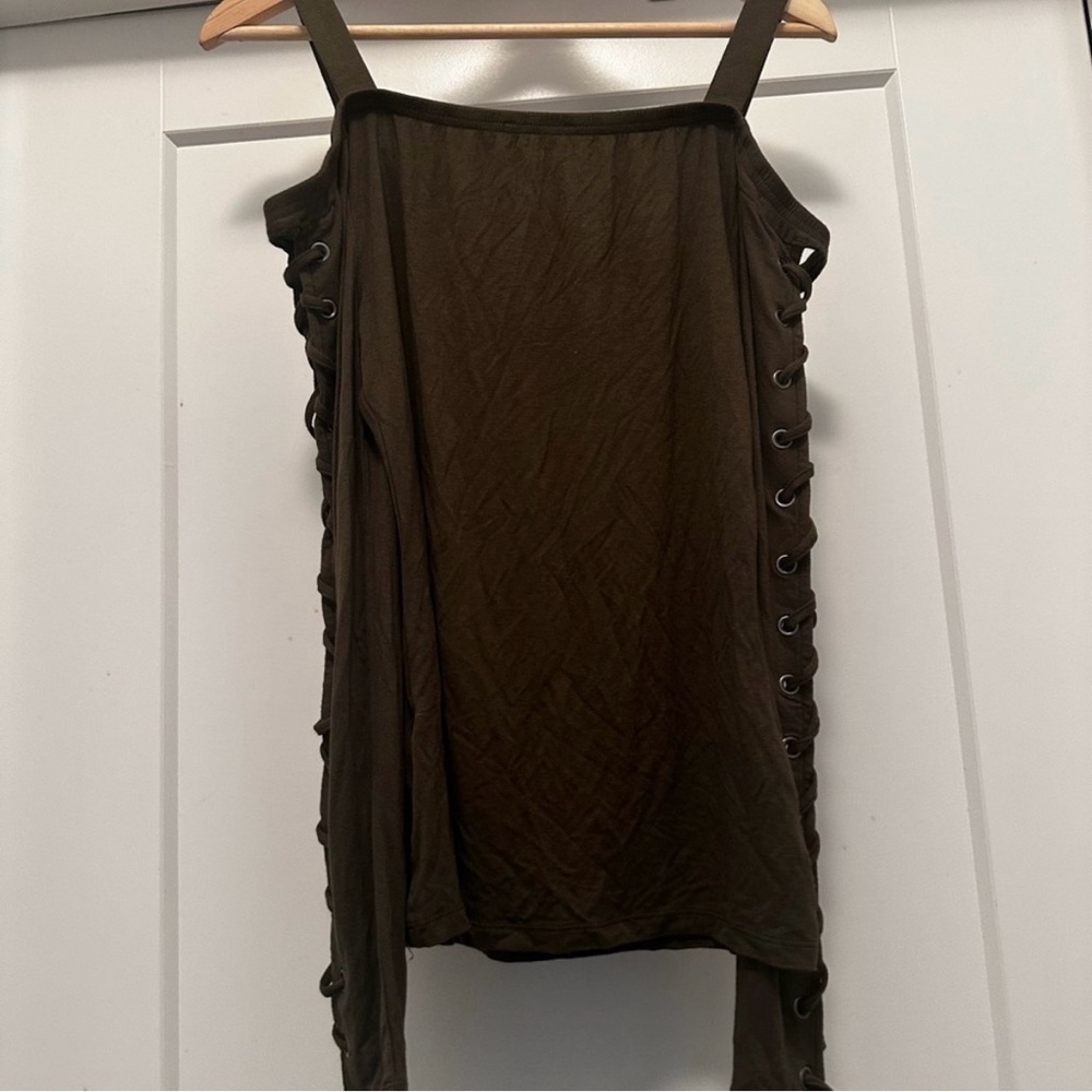 🌻 VENUS Olive Green Cold Shoulder Grommet Sleeve Top - Size Medium